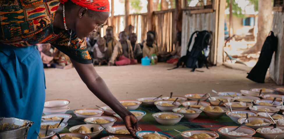 Eine Betreuerin bereitet Mahlzeiten in einem Ernährungszentrum im Südsudan vor.