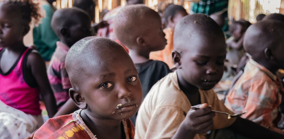 Kinder essen in einem Ernährungszentrum im Südsudan.